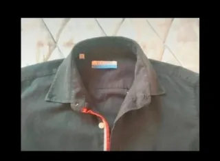 Camisa azul marino de El Ganso.