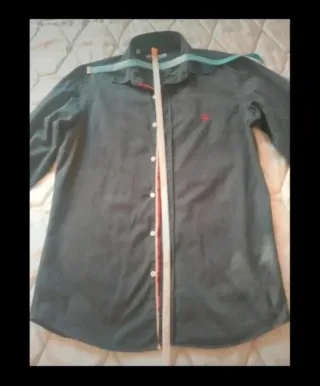 Camisa azul marino de El Ganso.