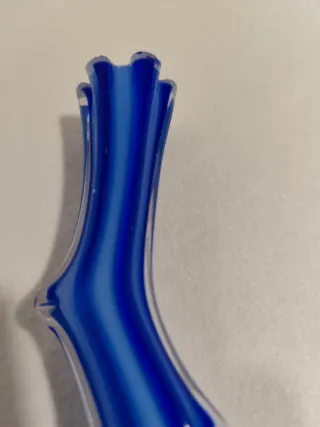 Jarrón de cristal azul