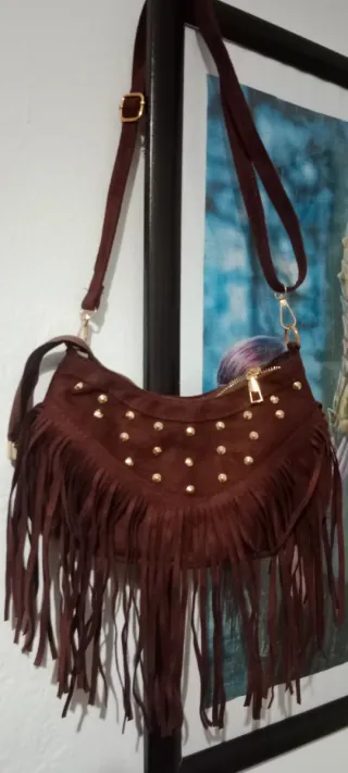Bolso marrón con flecos y tachuelas