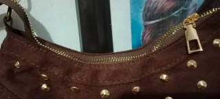 Bolso marrón con flecos y tachuelas