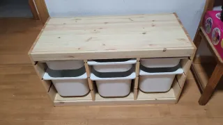 Estantería infantil de madera con cubos