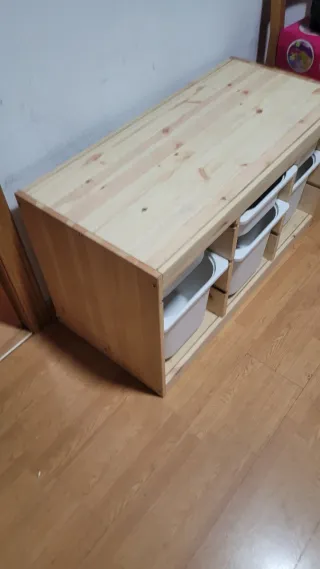 Estantería infantil de madera con cubos