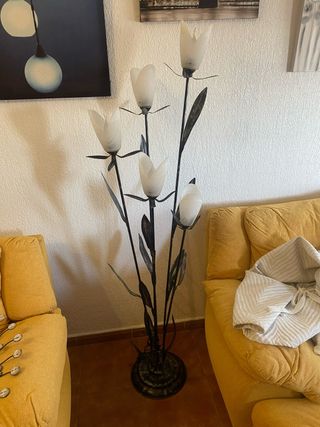 Lámpara de pie estilo tulipán