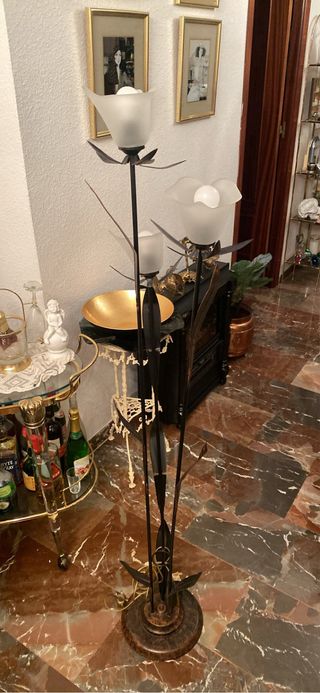 Lámpara de pie estilo tulipán