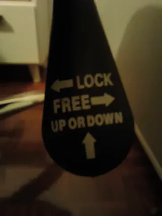 Dos sillas de oficina con ruedas negra y rosa