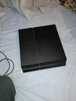 PS4 (PlayStation 4) Negra + Mando y Cable