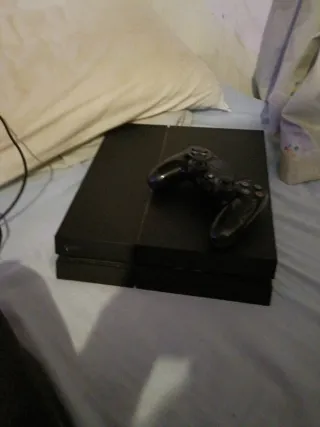 PS4 (PlayStation 4) Negra + Mando y Cable