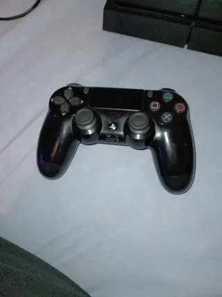 PS4 (PlayStation 4) Negra + Mando y Cable