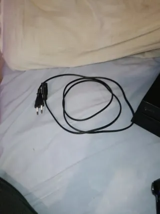 PS4 (PlayStation 4) Negra + Mando y Cable