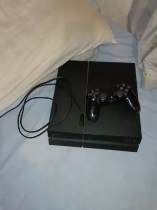 PS4 (PlayStation 4) Negra + Mando y Cable