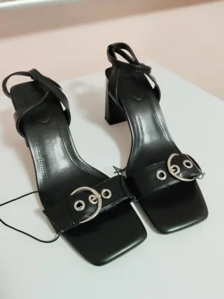 Tacones negros con hebilla