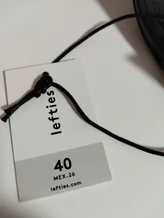 Tacones negros con hebilla