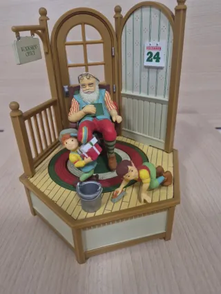Papá Noel en sillón con niños Musical con cuerda