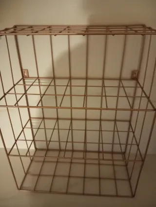 Estantería de metal dorada