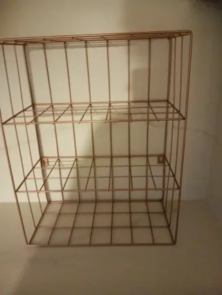 Estantería de metal dorada