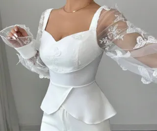 Blusa de malla con parches de flores