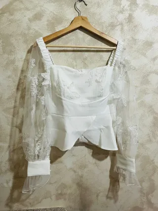 Blusa de malla con parches de flores