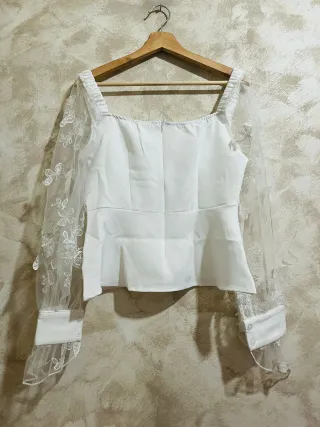 Blusa de malla con parches de flores