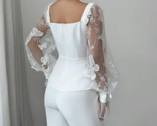 Blusa de malla con parches de flores