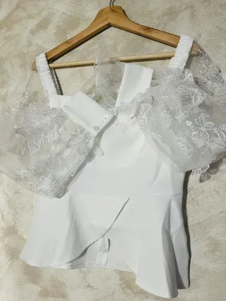 Blusa de malla con parches de flores