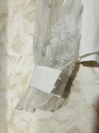 Blusa de malla con parches de flores