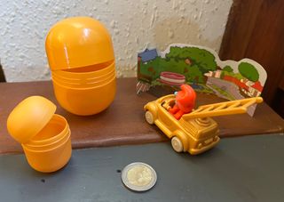 FIGURA KINDER MAXI PITUFO BOMBERO CON HUEVO Y ESCE