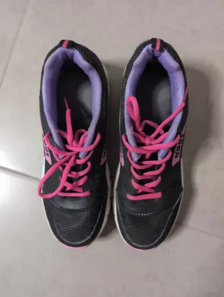 Zapatillas con ruedas negras y rosas