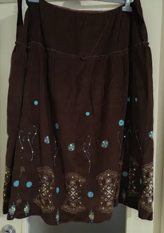 Falda de pana marrón con bordados en turquesa.