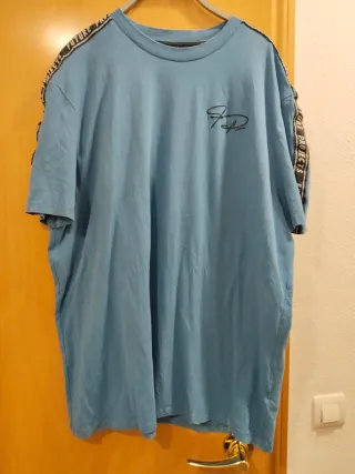 Camiseta azul con logo y detalles