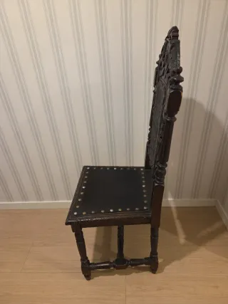 Silla antigua de madera y cuero