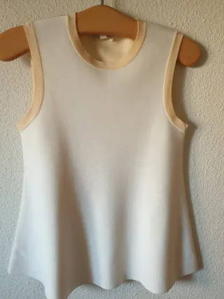 Camiseta sin mangas marca " COS "