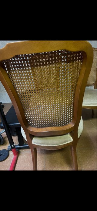 Mesa de comedor ovalada y sillas