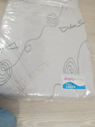 Cuna de bebé blanca