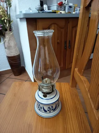 Quinqué antiguo de cristal y cerámica