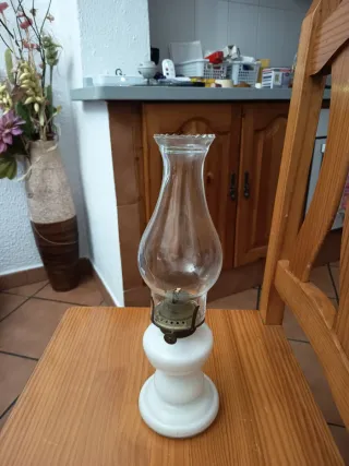 Quinqué antiguo de cristal y base blanca