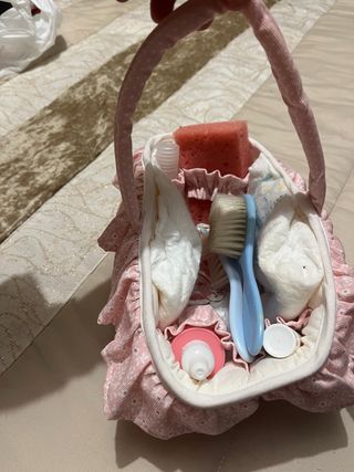 Cesta de muñeca con accesorios