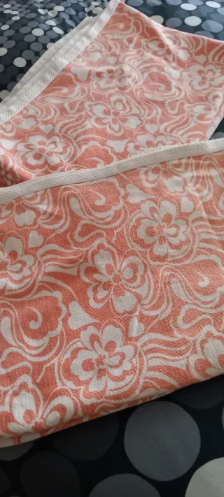 Copriletto fantasia fiori arancio e bianco