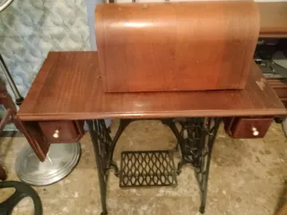 Máquina de coser antigua de madera y metal