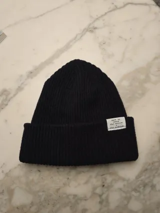 Gorro de lana negro con etiqueta STHLM