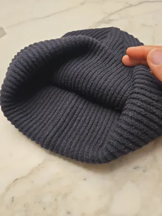 Gorro de lana negro con etiqueta STHLM