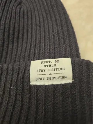 Gorro de lana negro con etiqueta STHLM