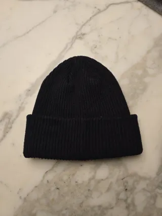 Gorro de lana negro con etiqueta STHLM