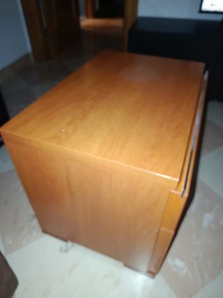 Mesita de noche de madera