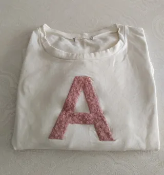 Sudadera blanca con letra A y encaje