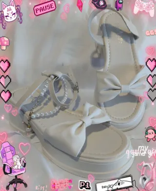 Sandalias blancas con lazo y perlas