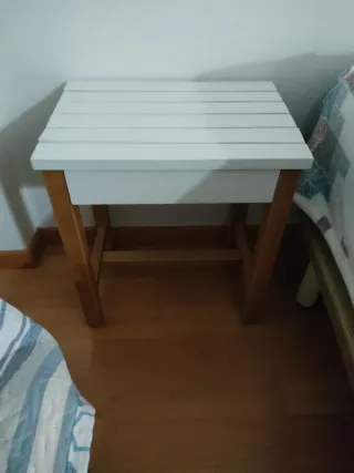 Mesita de noche blanca con estante