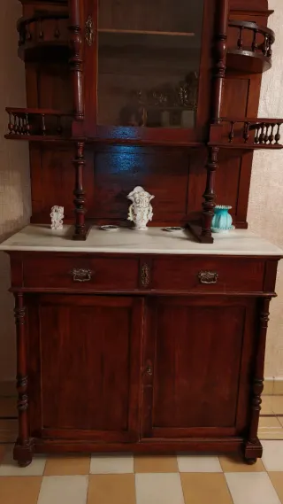 Mueble repostero madera y mármol.