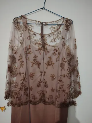 Vestido de ceremonia marrón y dorado