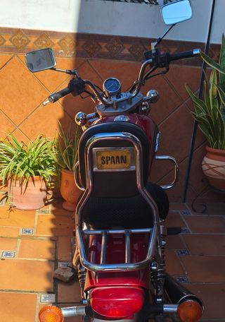 Moto Custom Roja y Plateada. GZ 250